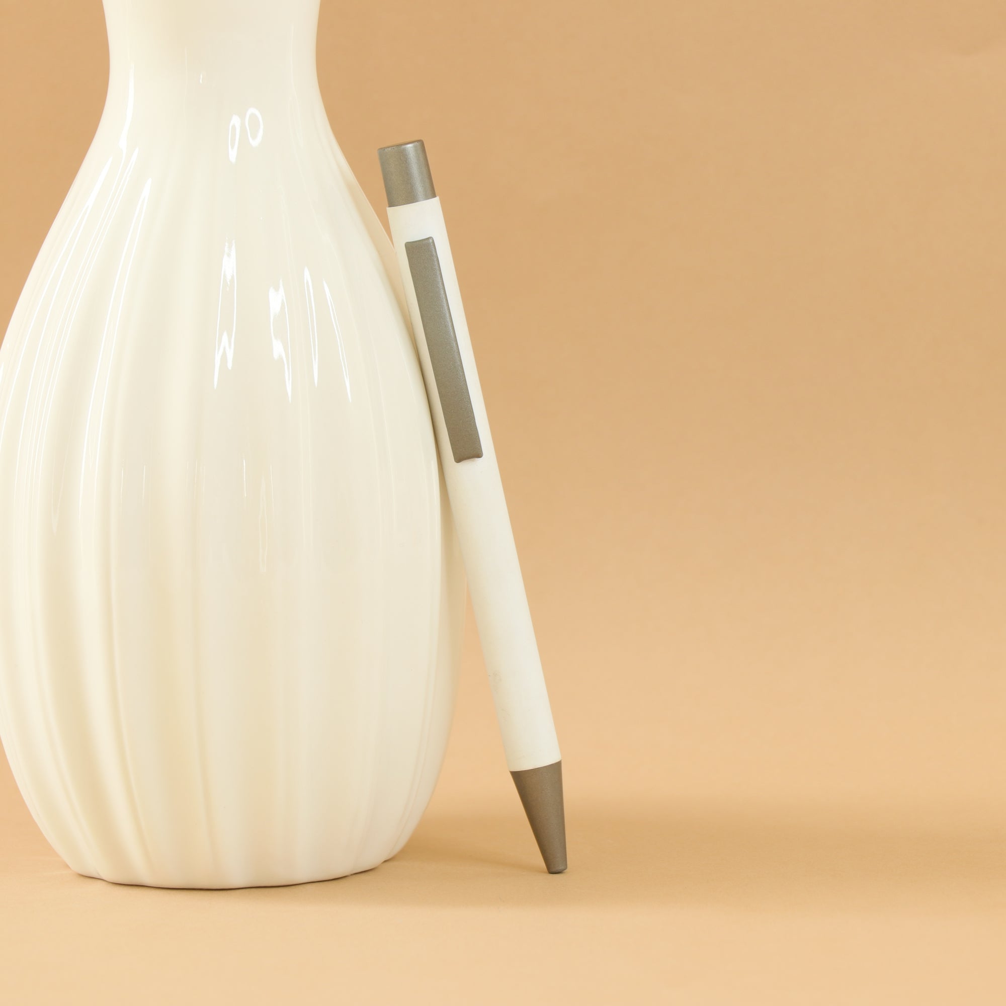 Pen White